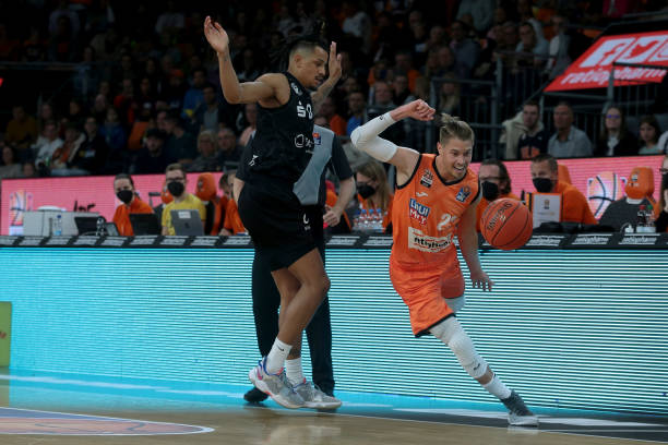 越同龄人的 越同龄人的